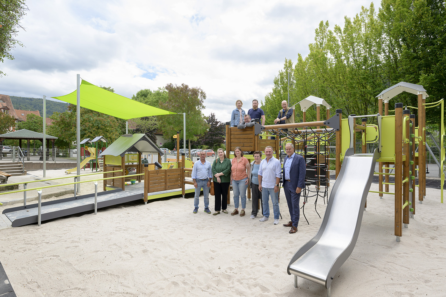 Sonnensegel beschattet den Spielplatz auf dem Kuchenblech